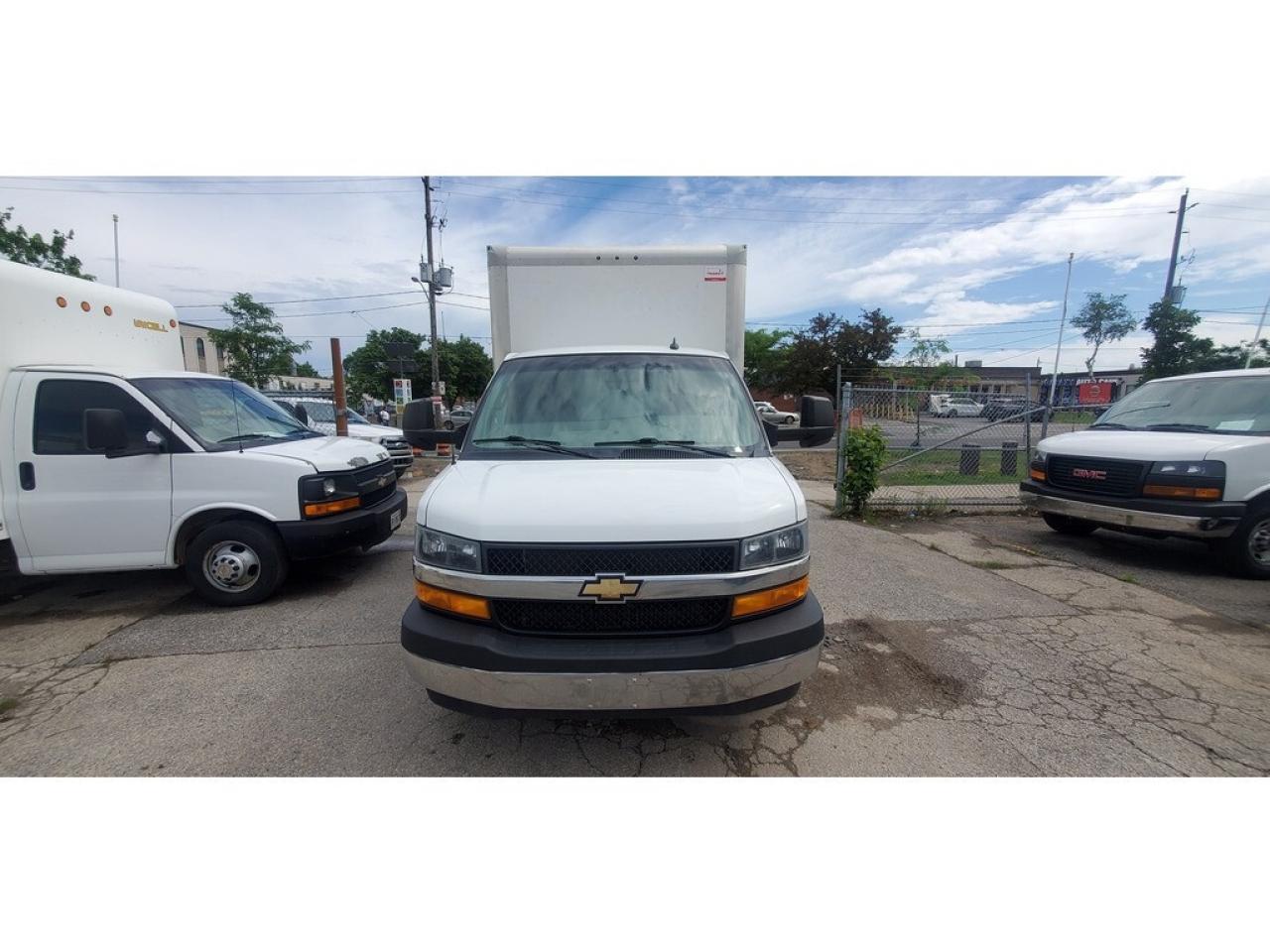 2020 GMC Savana 12Ft Box - 6.0LV8 Gasoline - Pull Out Ramp Photo