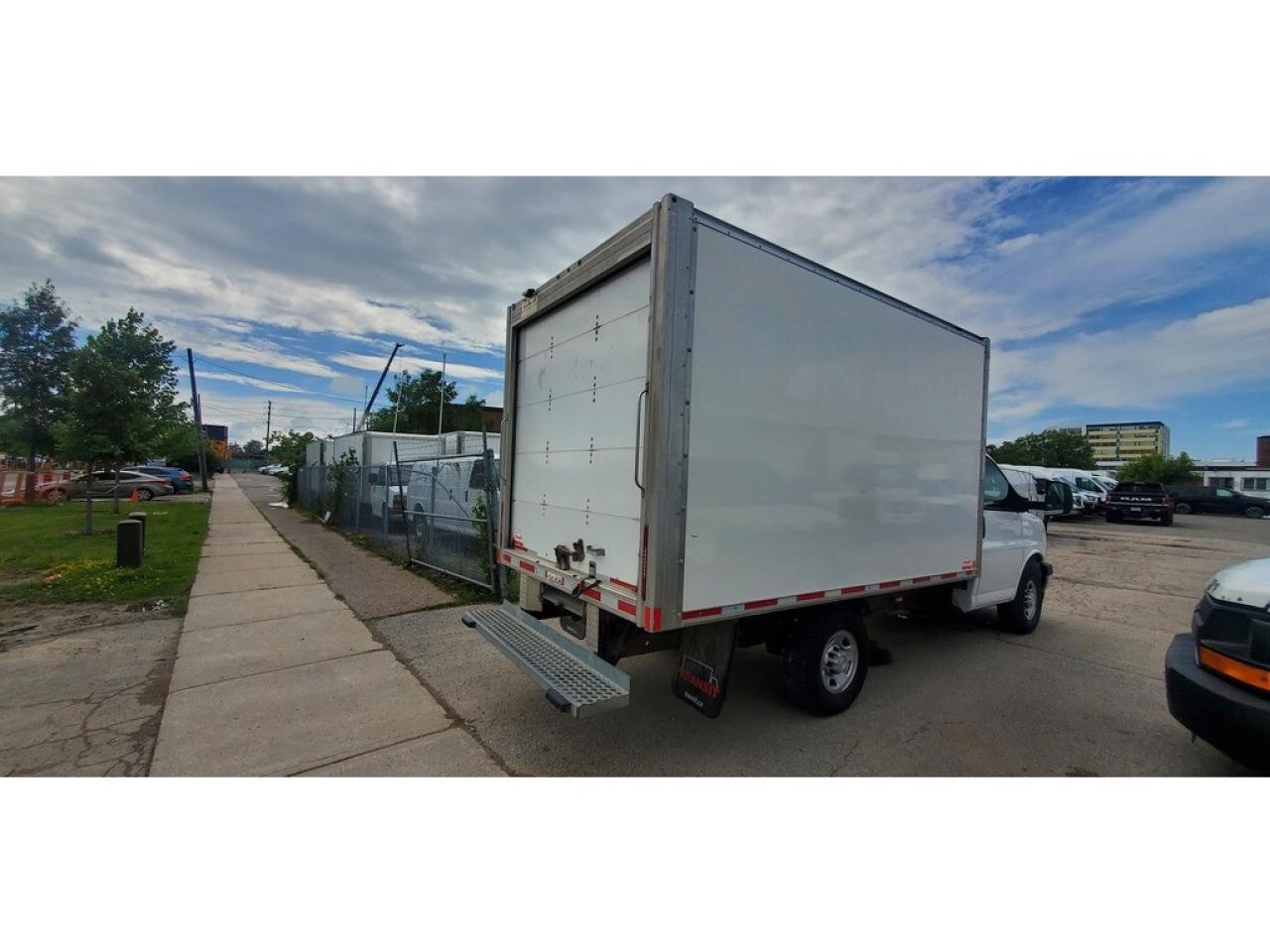 2020 GMC Savana 12Ft Box - 6.0LV8 Gasoline - Pull Out Ramp Photo