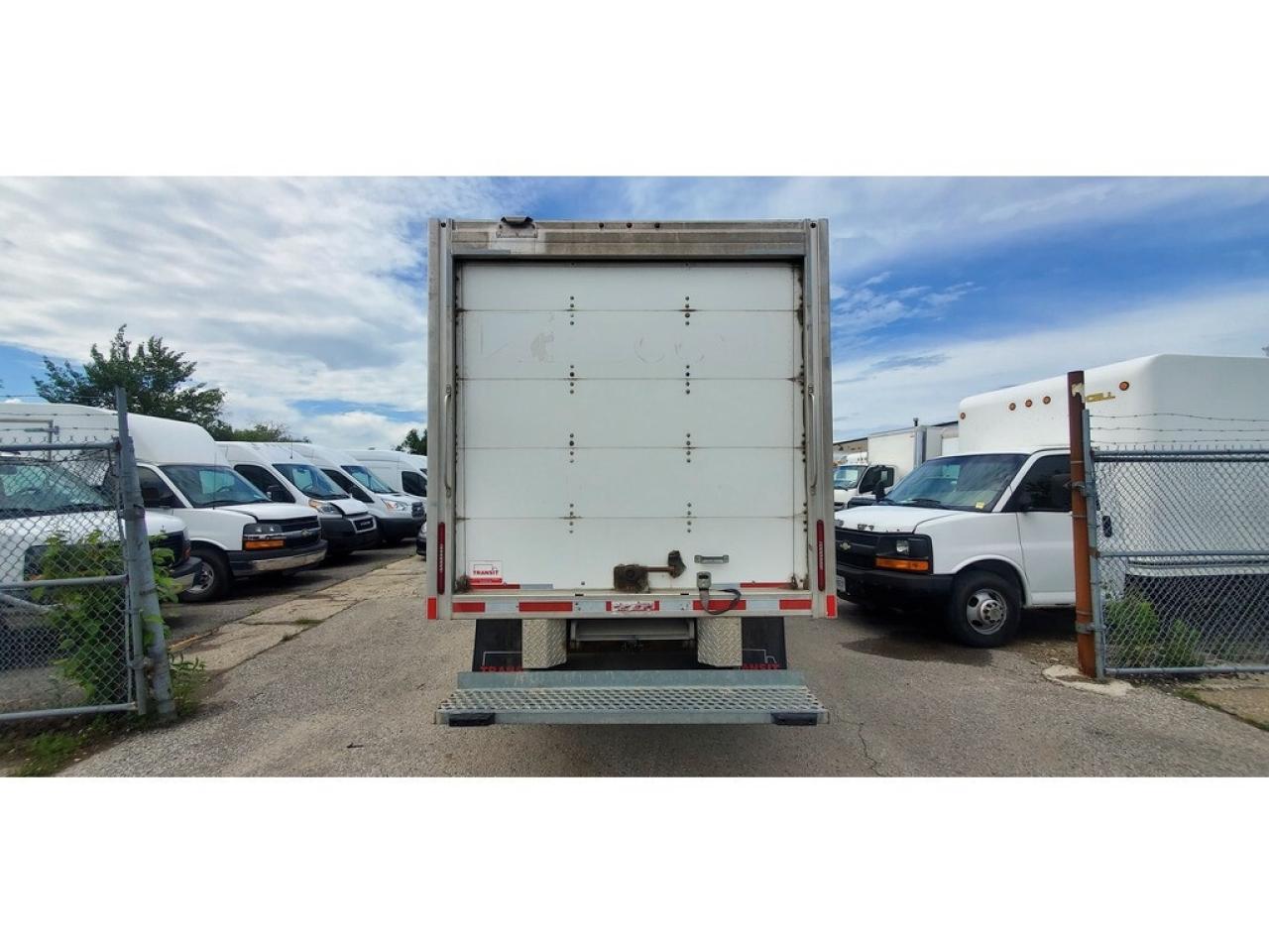 2020 GMC Savana 12Ft Box - 6.0LV8 Gasoline - Pull Out Ramp Photo