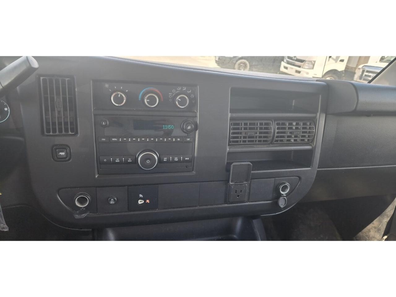 2020 GMC Savana 12Ft Box - 6.0LV8 Gasoline - Pull Out Ramp Photo