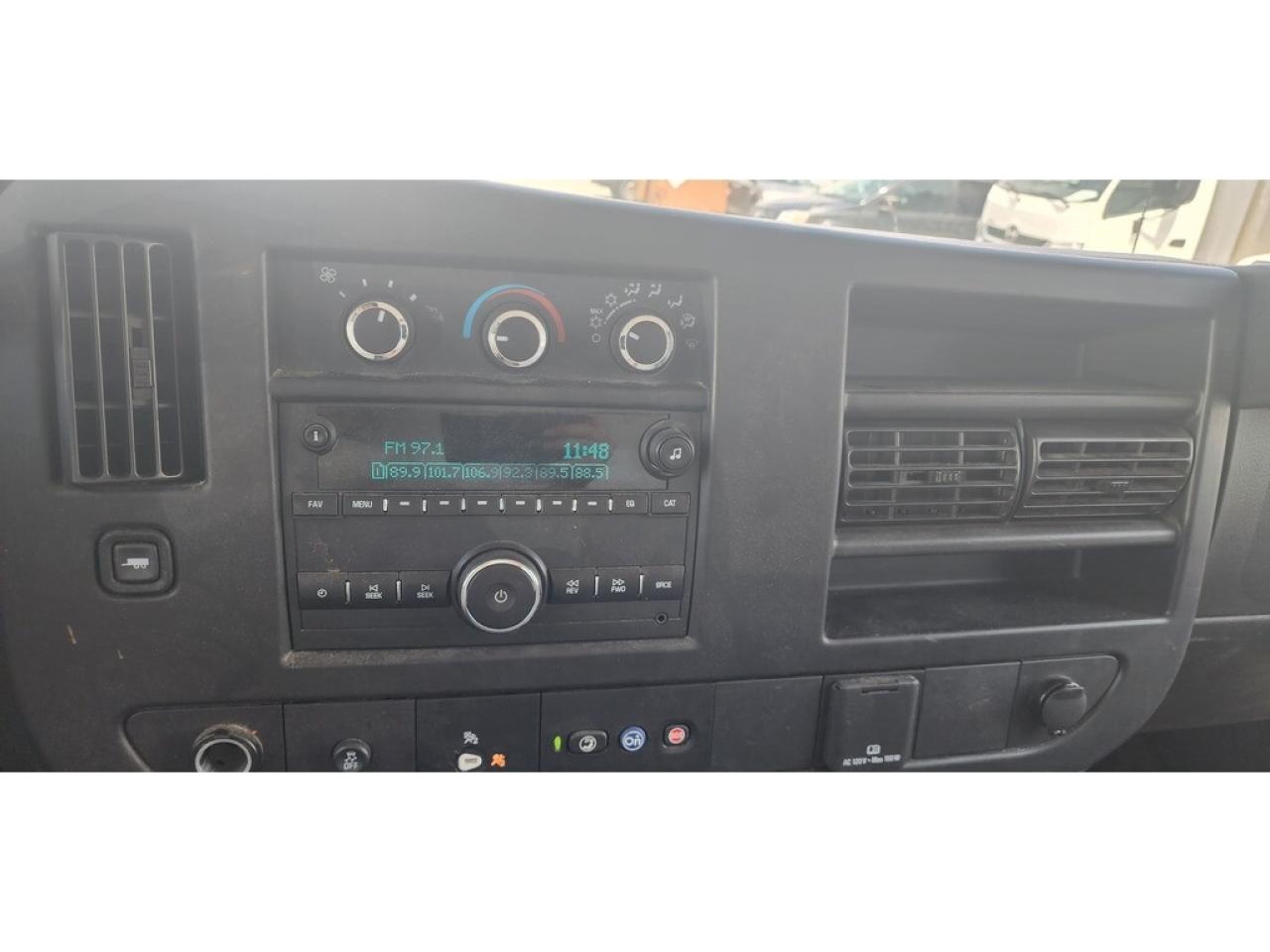 2020 GMC Savana 12Ft Box - 6.0LV8 Gasoline - Pull Out Ramp Photo