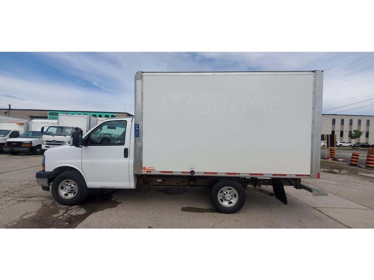 2020 GMC Savana 12Ft Box - 6.0LV8 Gasoline - Pull Out Ramp Photo