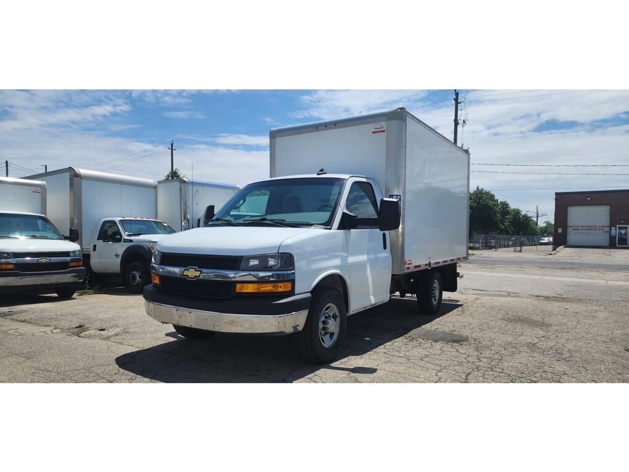 2020 GMC Savana 12Ft Box - 6.0LV8 Gasoline - Pull Out Ramp Photo2