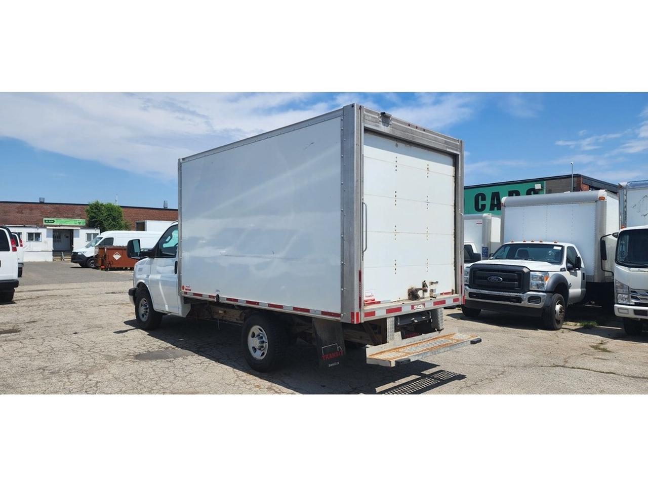 2020 GMC Savana 12Ft Box - 6.0LV8 Gasoline - Pull Out Ramp Photo