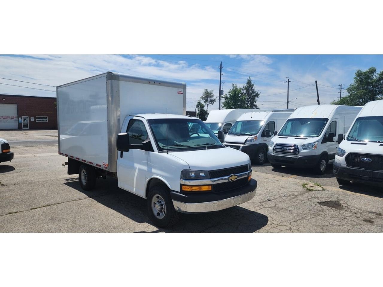 2020 GMC Savana 12Ft Box - 6.0LV8 Gasoline - Pull Out Ramp Photo