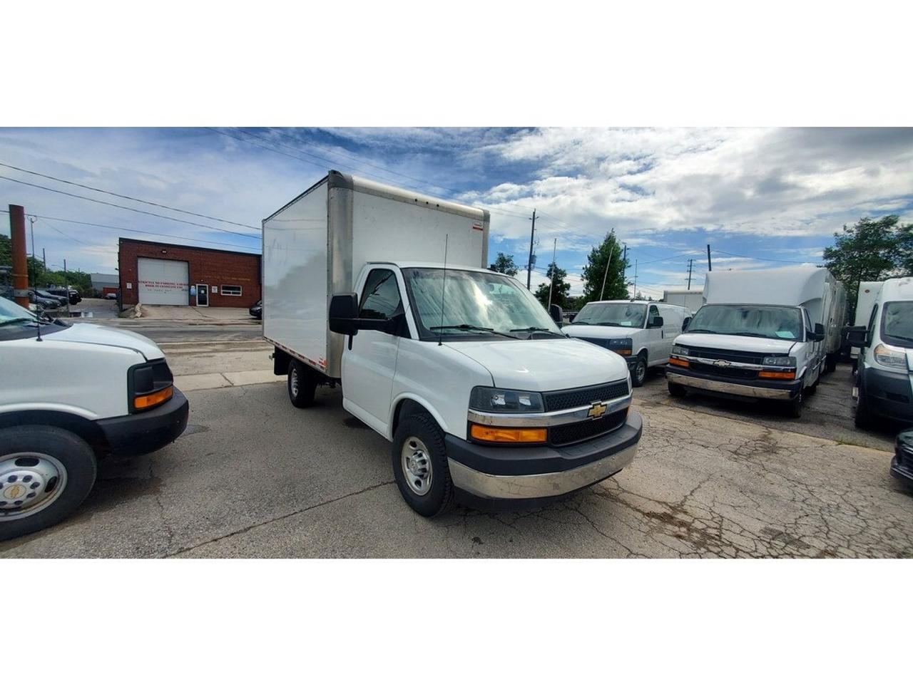 2020 GMC Savana 12Ft Box - 6.0LV8 Gasoline - Pull Out Ramp Photo