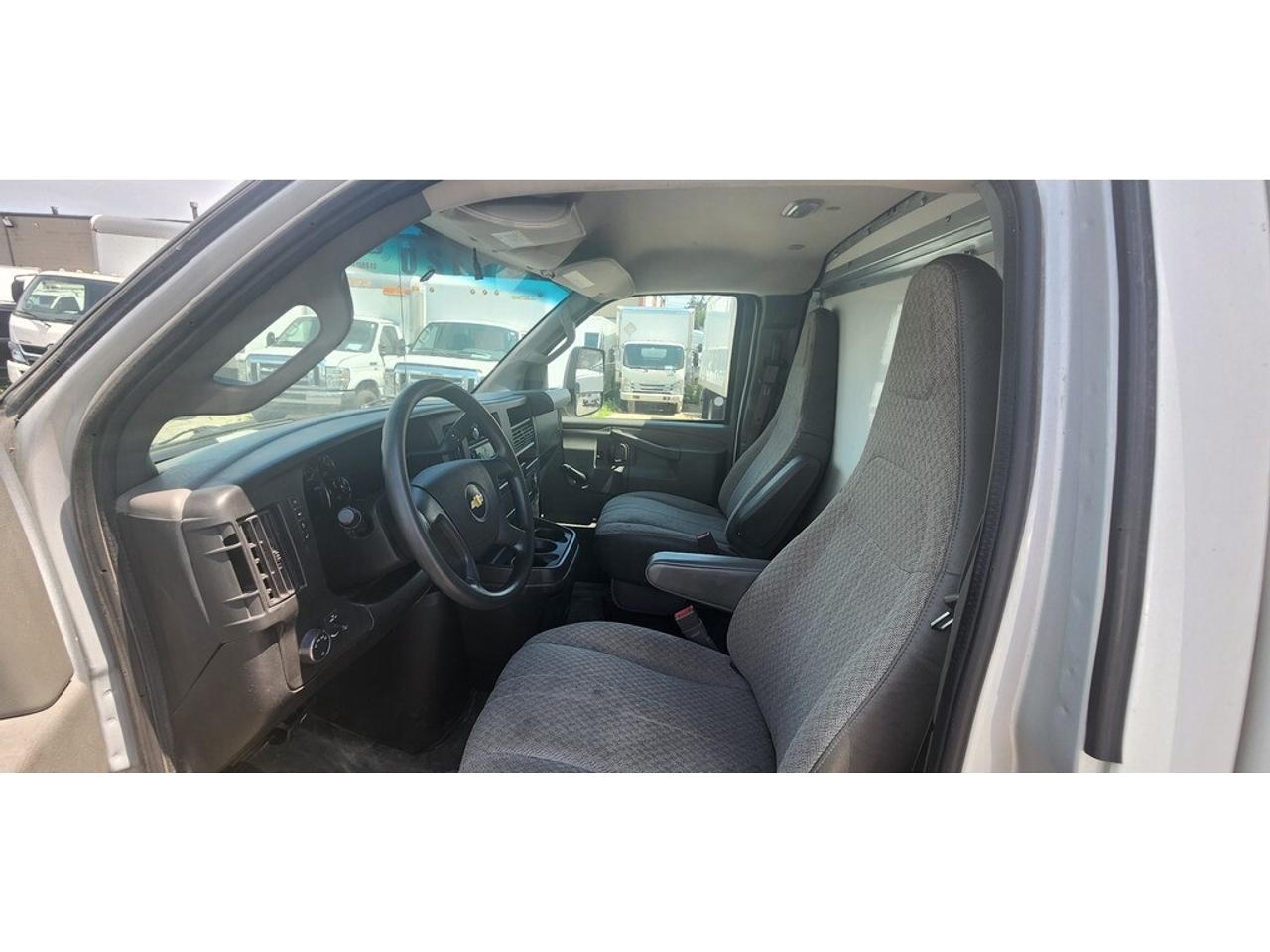 2020 GMC Savana 12Ft Box - 6.0LV8 Gasoline - Pull Out Ramp Photo