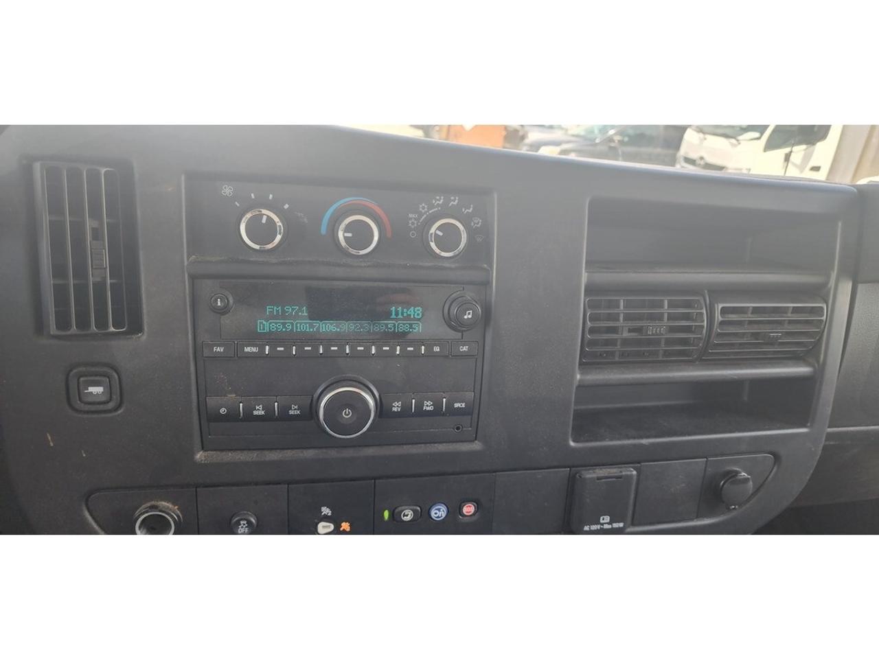 2020 GMC Savana 12Ft Box - 6.0LV8 Gasoline - Pull Out Ramp Photo