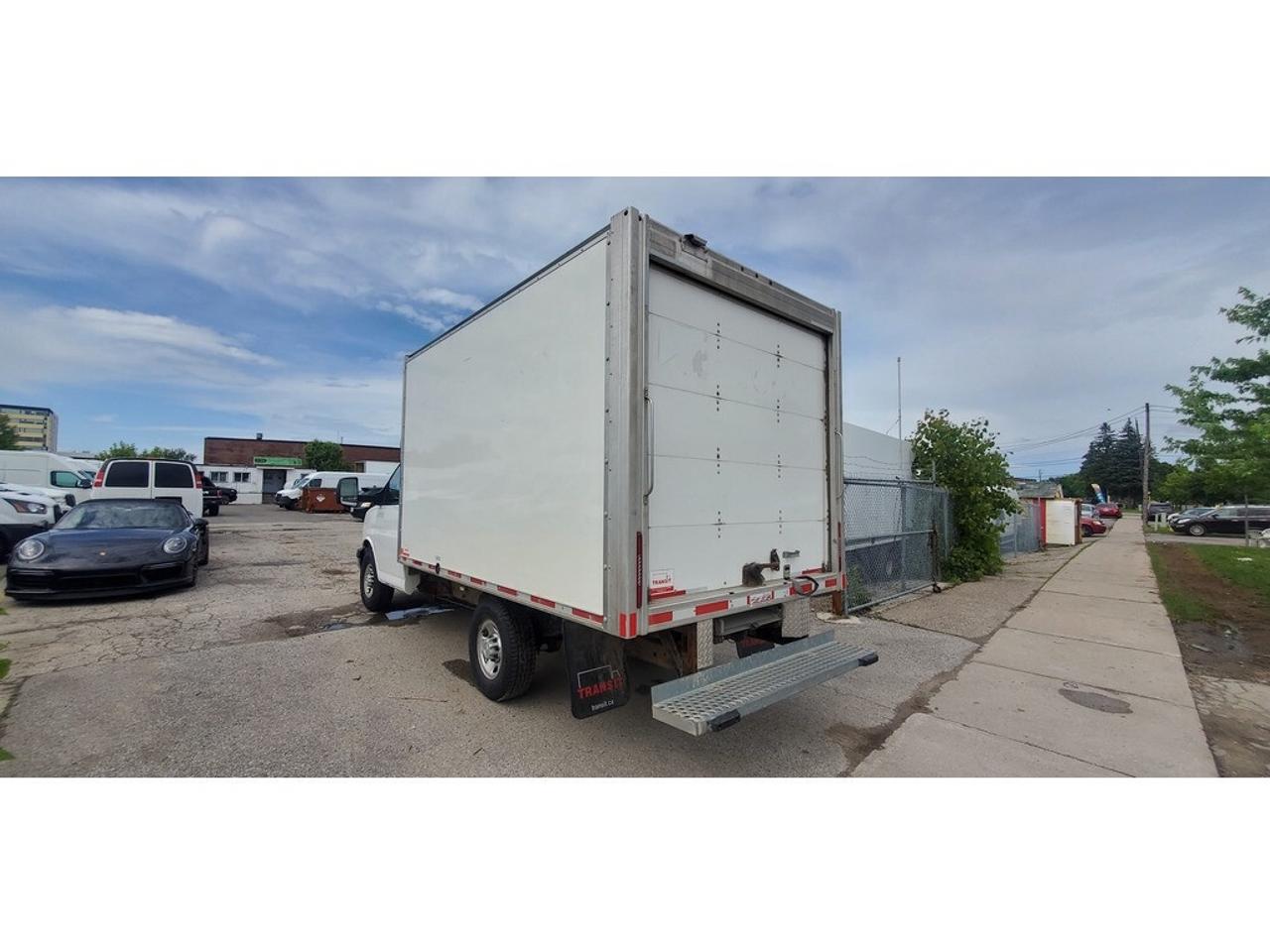 2020 GMC Savana 12Ft Box - 6.0LV8 Gasoline - Pull Out Ramp Photo