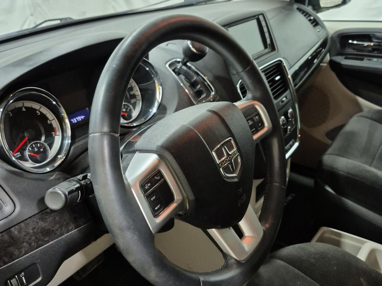 2013 Dodge Grand Caravan SXT !!! 73794 KMS !!!! ONE OWNER !!! CAR FAX CLEAN Photo