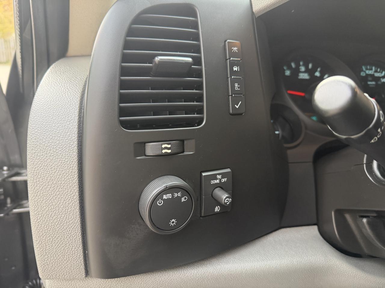 2013 GMC Sierra 1500 4WD Reg Cab !!! 94376 KMS !!! CAR FAX CLN !! MINT Photo