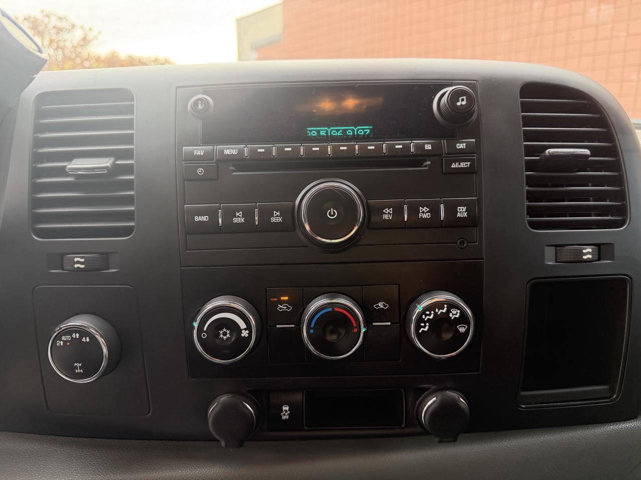 2013 GMC Sierra 1500 4WD Reg Cab !!! 94376 KMS !!! CAR FAX CLN !! MINT Photo