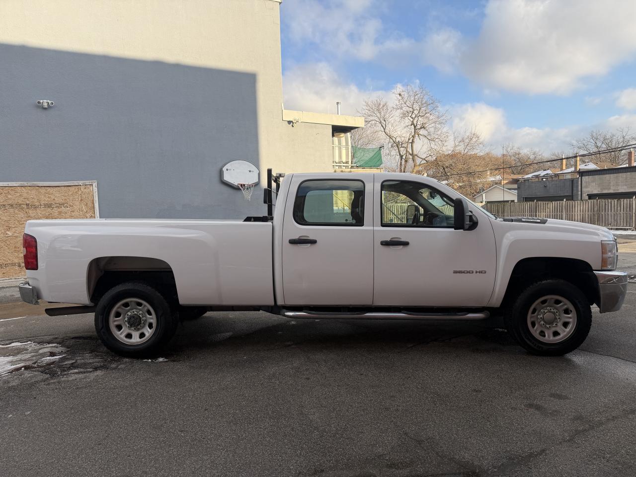 2011 Chevrolet Silverado 3500 4WD Crew Cab !!!! YES ONLY  29020 kms !!!! Photo2