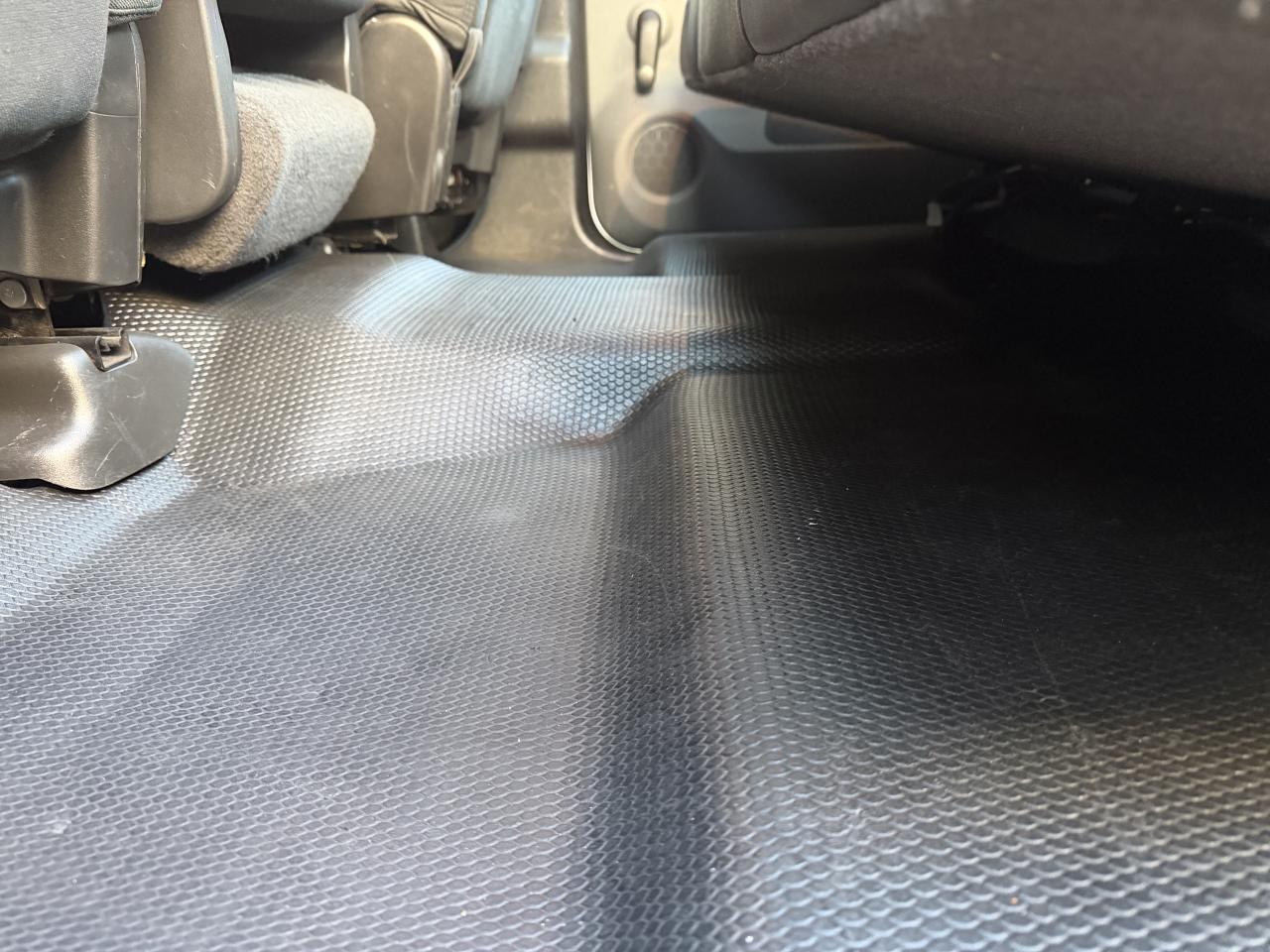 2011 Chevrolet Silverado 3500 4WD Crew Cab !!!! YES ONLY  29020 kms !!!! Photo