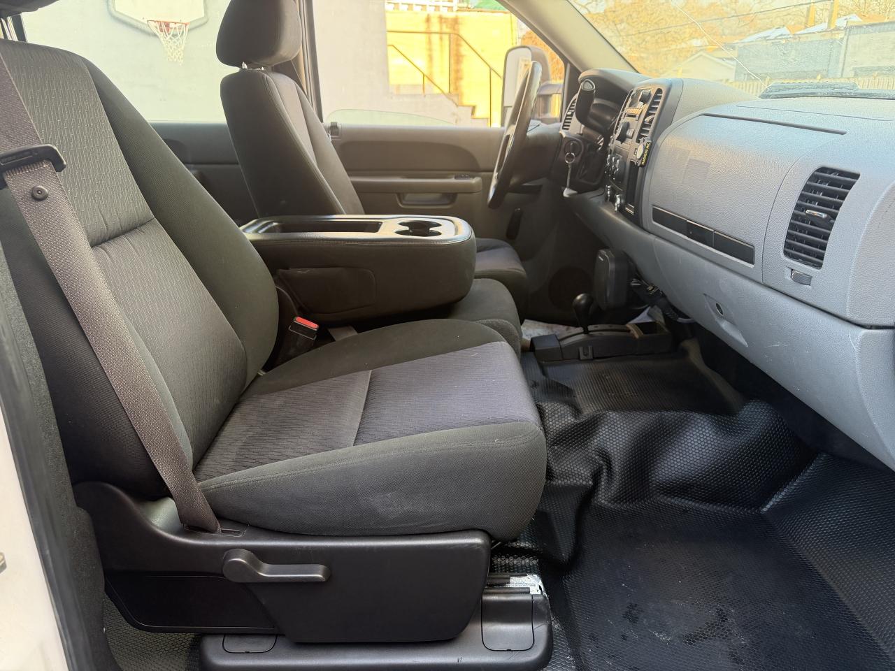 2011 Chevrolet Silverado 3500 4WD Crew Cab !!!! YES ONLY  29020 kms !!!! Photo