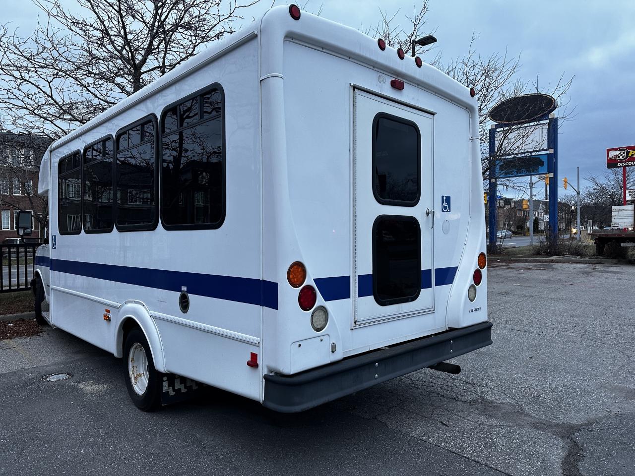 2015 Chevrolet Express 4500 WHEEL CHAIR ACCESSABILITY  146210 KMS  8 PASSENGER Photo