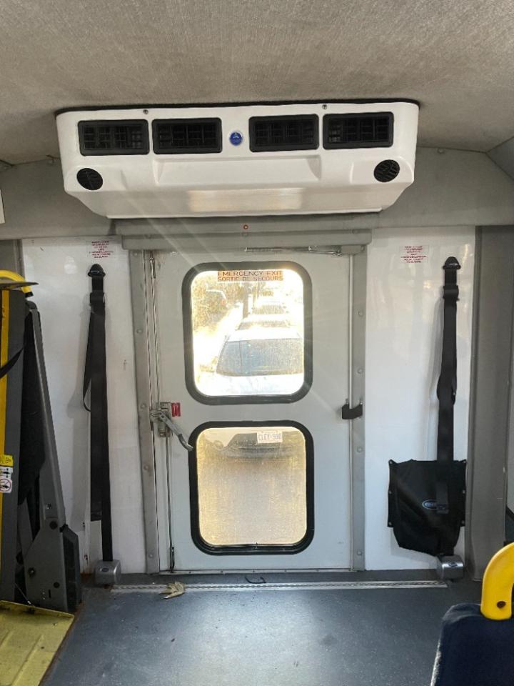 2015 Chevrolet Express 4500 WHEEL CHAIR ACCESSABILITY  146210 KMS  8 PASSENGER Photo