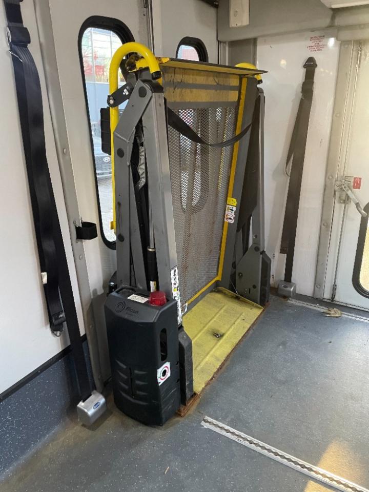 2015 Chevrolet Express 4500 WHEEL CHAIR ACCESSABILITY  146210 KMS  8 PASSENGER Photo