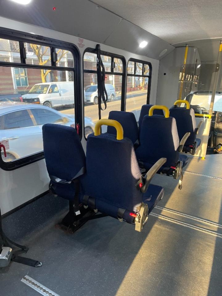 2015 Chevrolet Express 4500 WHEEL CHAIR ACCESSABILITY  146210 KMS  8 PASSENGER Photo