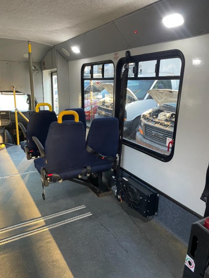 2015 Chevrolet Express 4500 WHEEL CHAIR ACCESSABILITY  146210 KMS  8 PASSENGER Photo