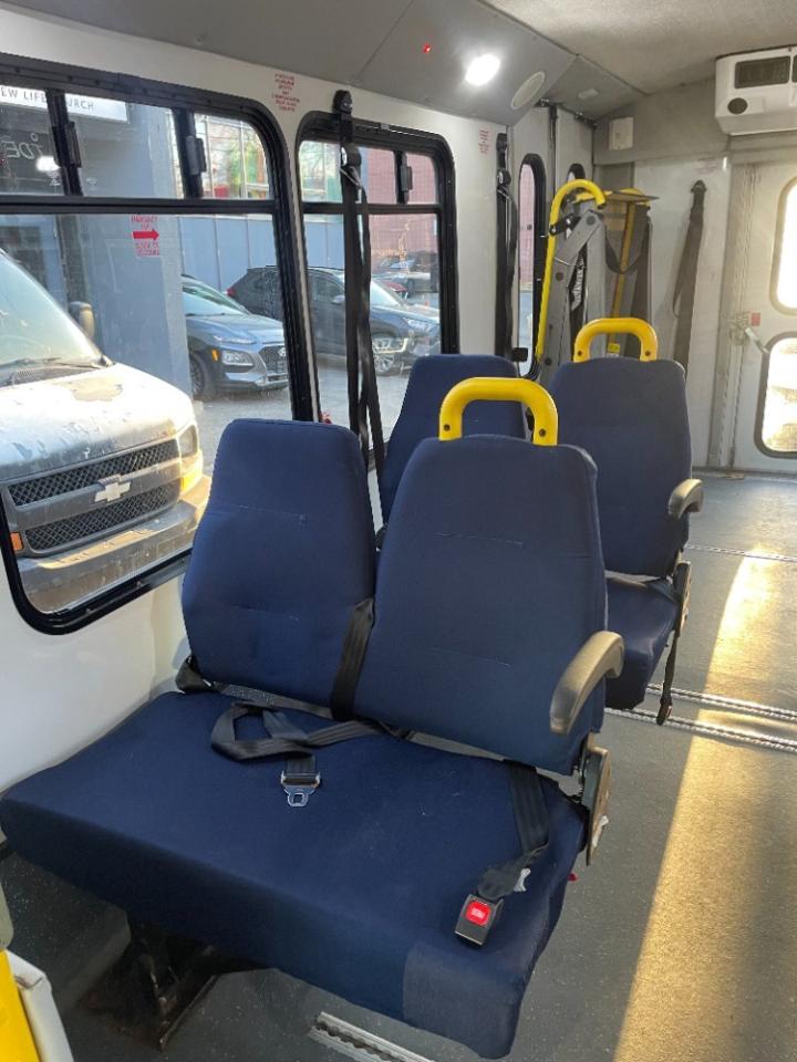 2015 Chevrolet Express 4500 WHEEL CHAIR ACCESSABILITY  146210 KMS  8 PASSENGER Photo