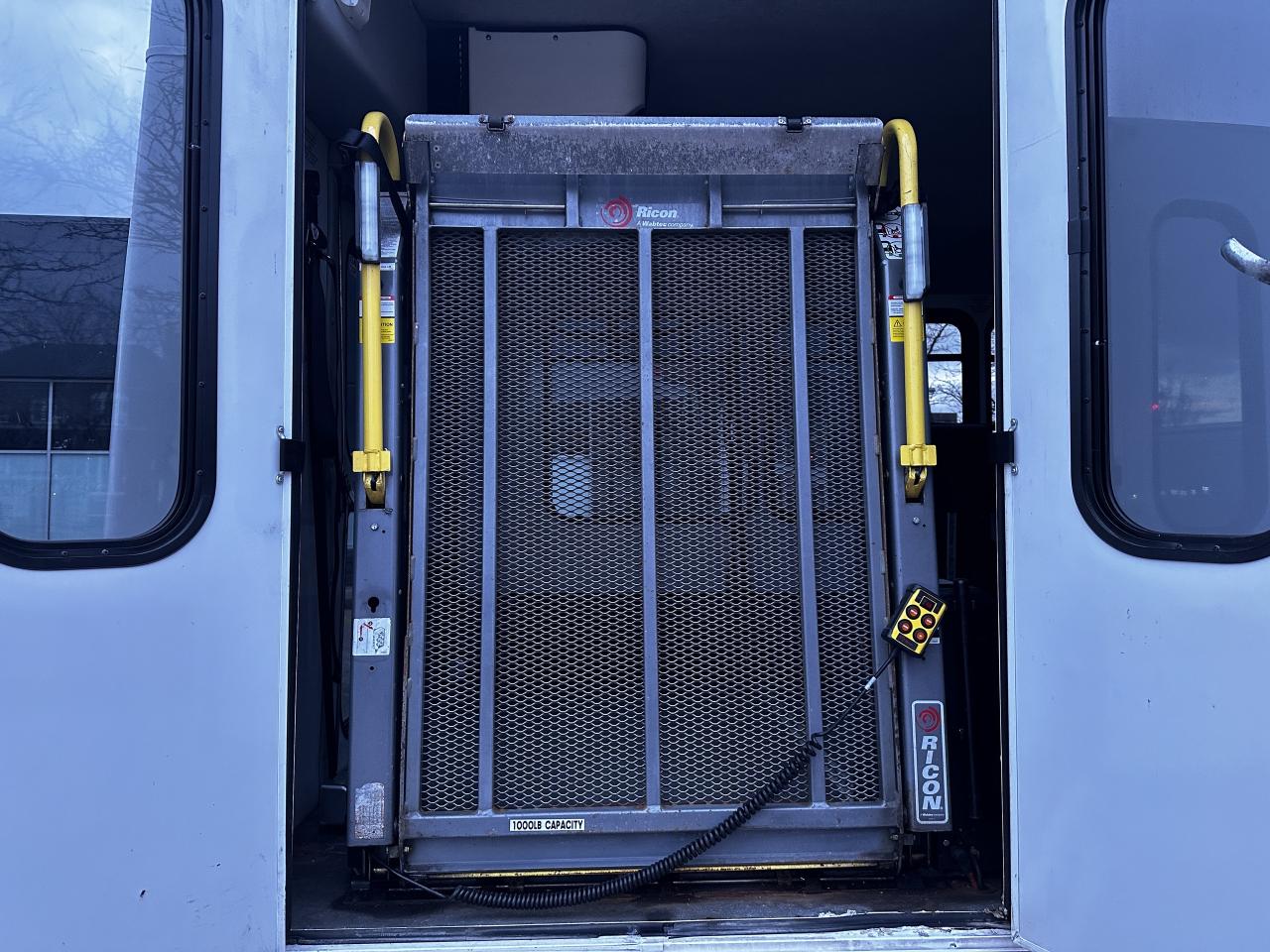 2015 Chevrolet Express 4500 WHEEL CHAIR ACCESSABILITY  146210 KMS  8 PASSENGER Photo