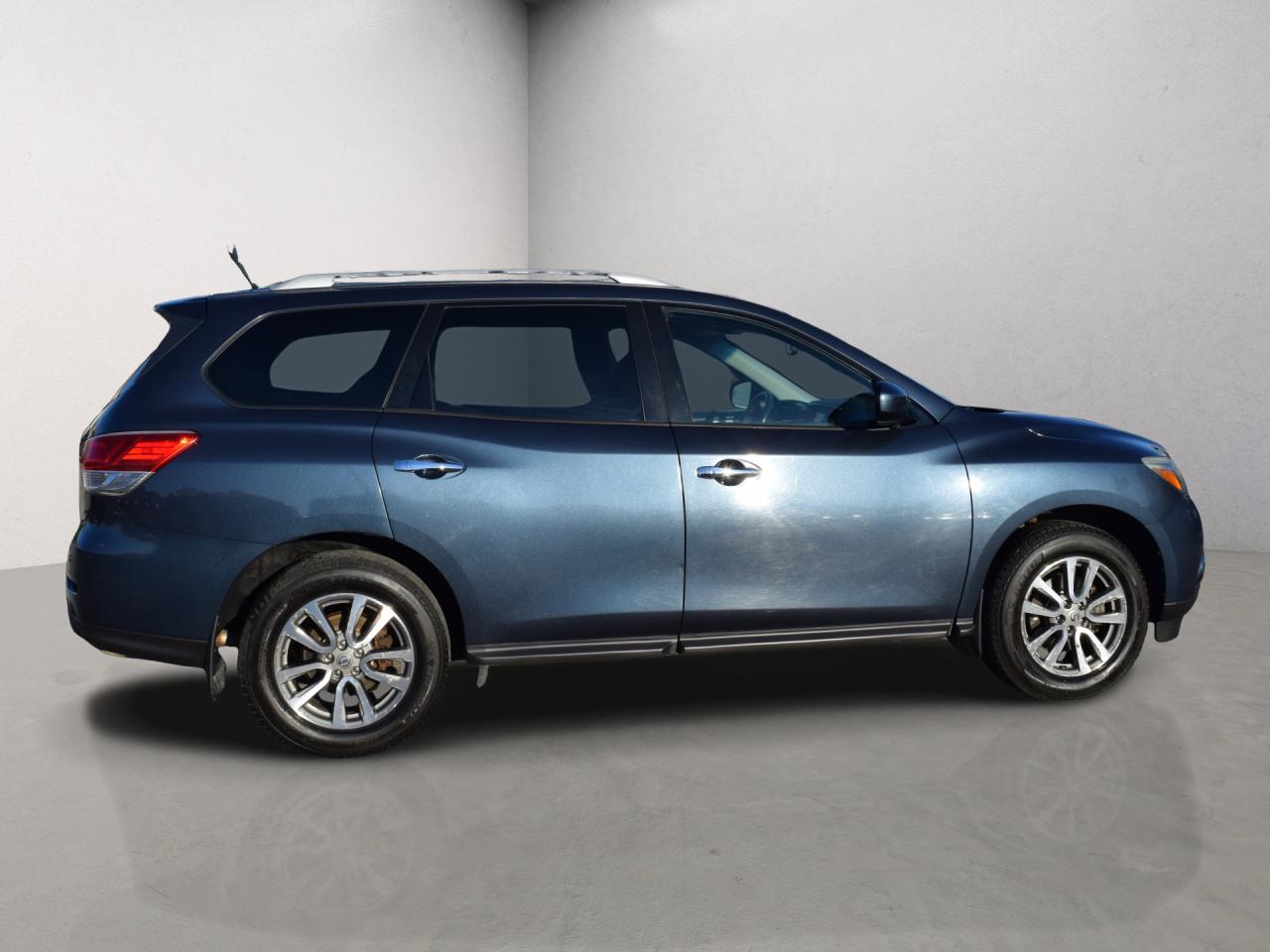 2016 Nissan Pathfinder SV AWD BACK UP CAMERA Photo