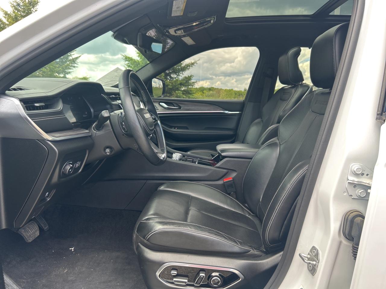 2022 Jeep Grand Cherokee L Overland 4x4   Nav.  Pano Roof Heated/Cooled Seats Photo