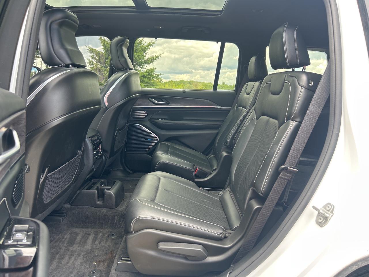 2022 Jeep Grand Cherokee L Overland 4x4   Nav.  Pano Roof Heated/Cooled Seats Photo