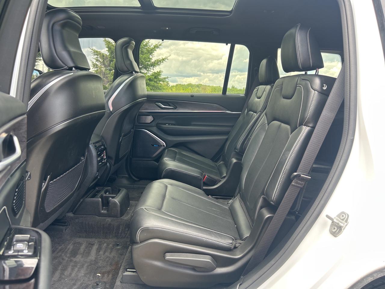 2022 Jeep Grand Cherokee L Overland 4x4   Nav.  Pano Roof Heated/Cooled Seats Photo