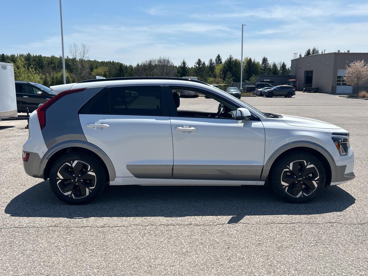2024 Kia Niro EV Wave FWD   Nav.   Sunroof   Heated/Cooled Seats Photo2