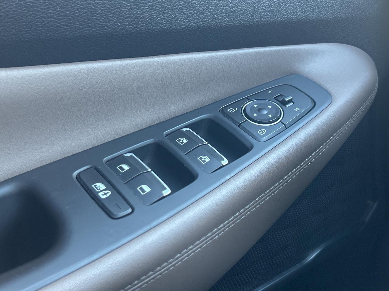 2022 Hyundai Santa Fe Hybrid Preferred AWD w/Trend Pkg.   Pano Roof   Leather Photo