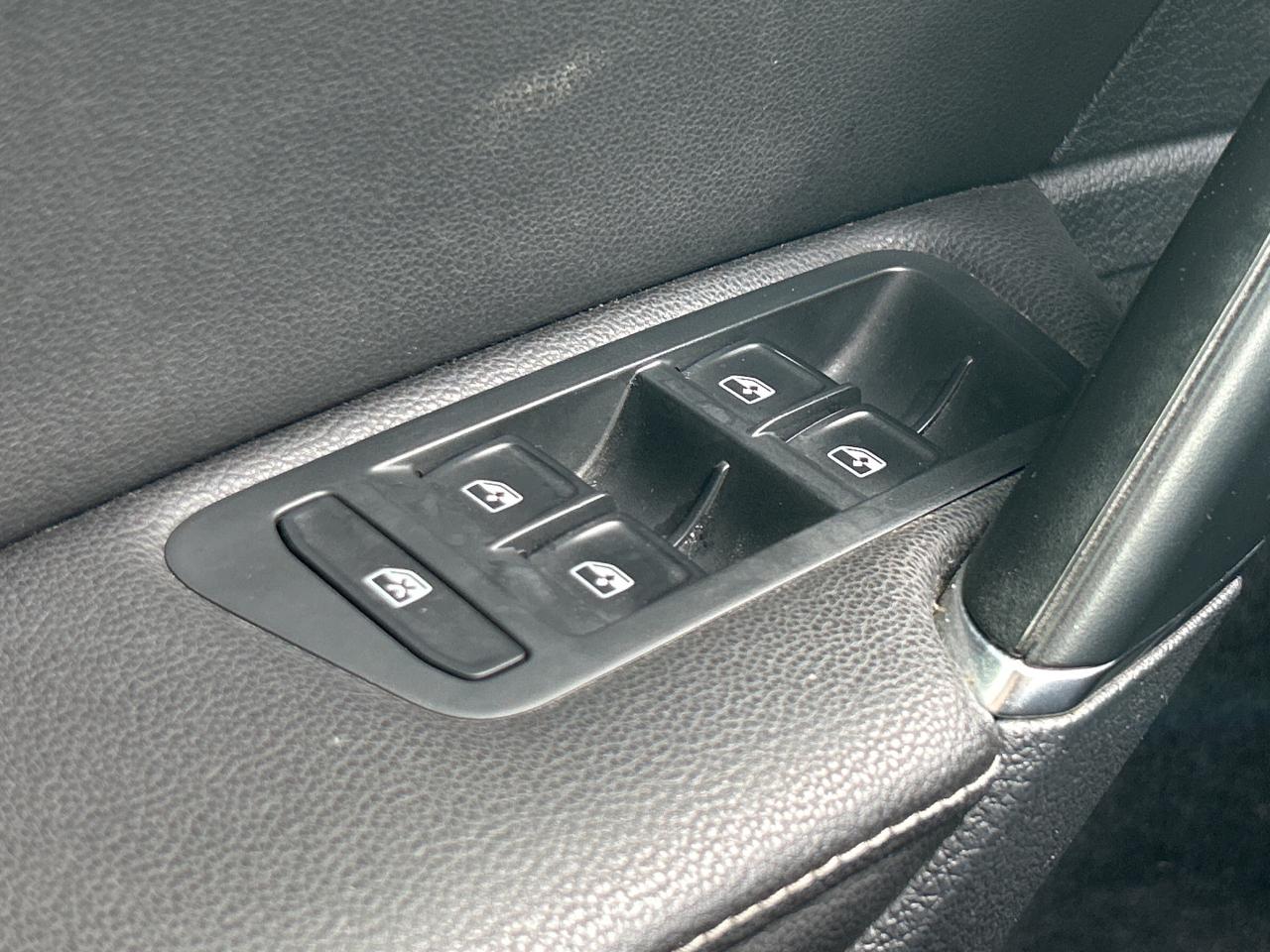 2018 Volkswagen Golf Highline   Nav.   Sunroof   Leather   Heated Seats Photo