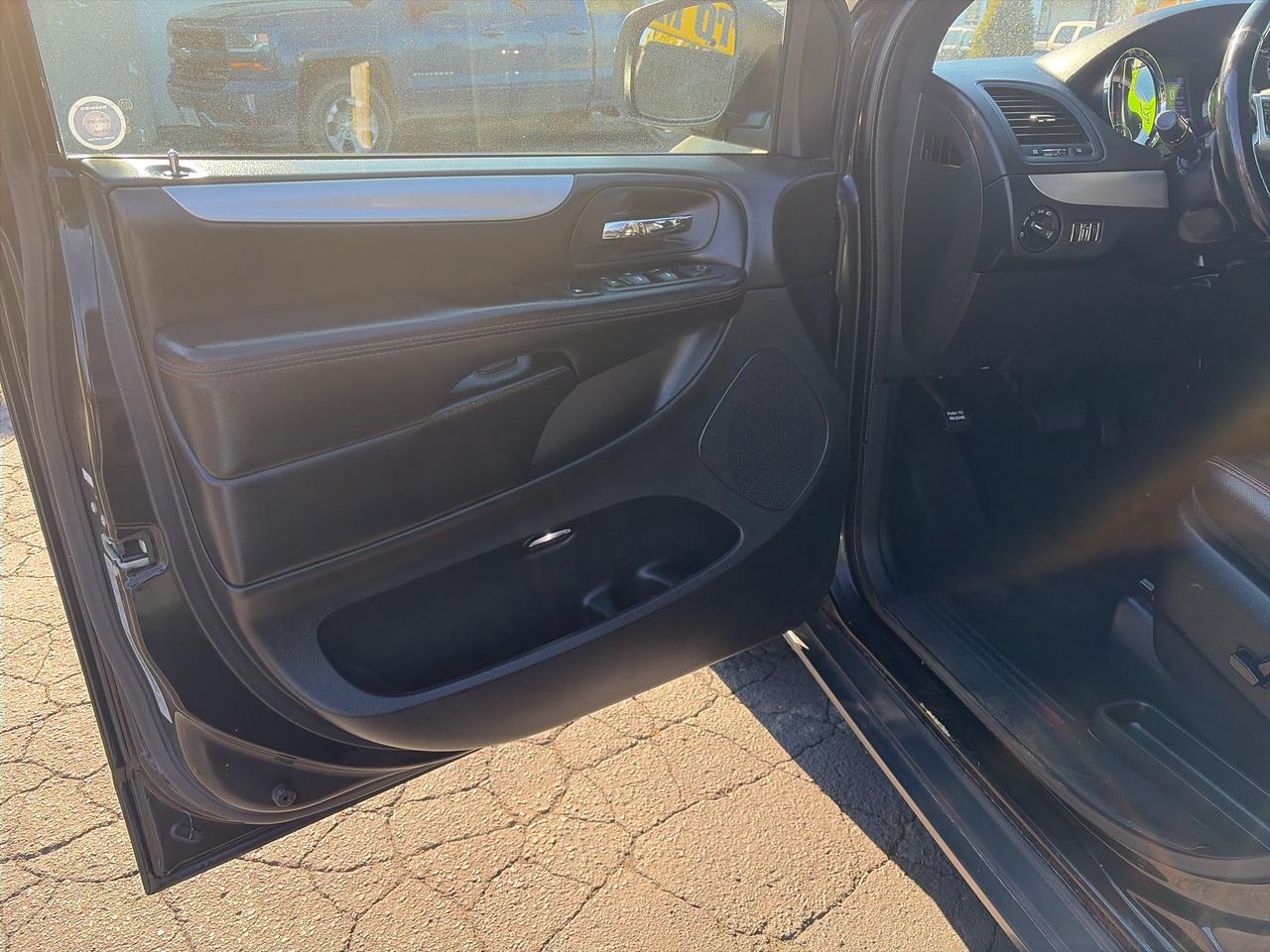 2019 Dodge Grand Caravan GT-LOADED-ENTERTAINMENT X2-LEATHER-VERY CLEAN Photo