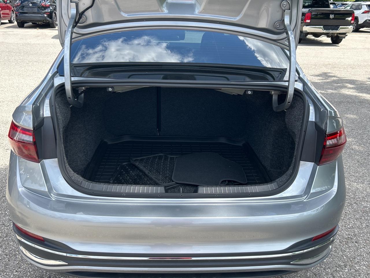 2024 Volkswagen Jetta Highline   Nav.   Sunroof   Heated/Cooled Seats Photo