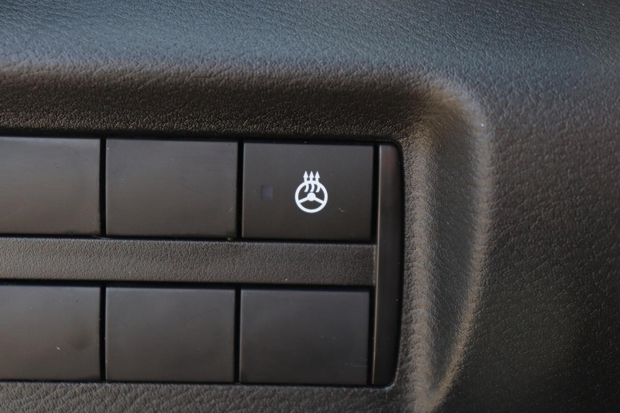 2023 Nissan Kicks SV REMOTE START B-SPOT CARPLAY CAMERA SONAR HEATED Photo