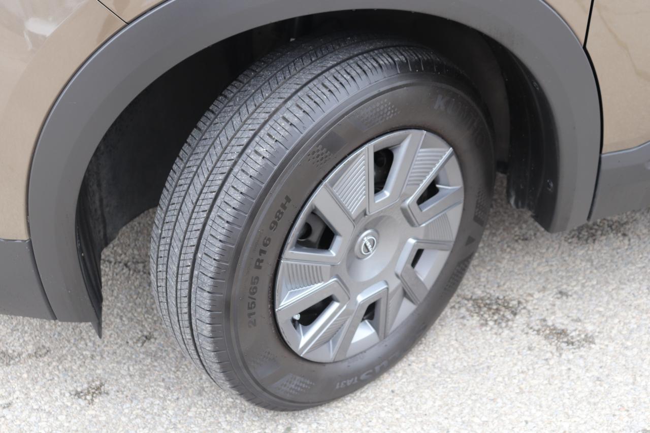 2025 Nissan Kicks S OFF LEASE 1 OWNER NO ACCIDENTS WIRELESS CARPLAY Photo