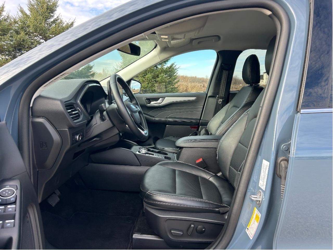 2025 Ford Escape Platinum AWD   Nav   Heated Seats & Steering Wheel Photo