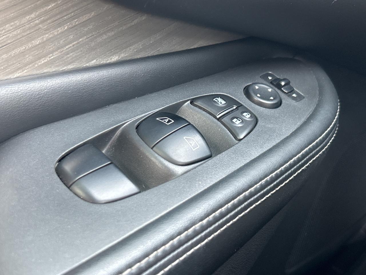 2017 Nissan Murano SV AWD   Nav.   Pano Roof   Heated Seats Photo