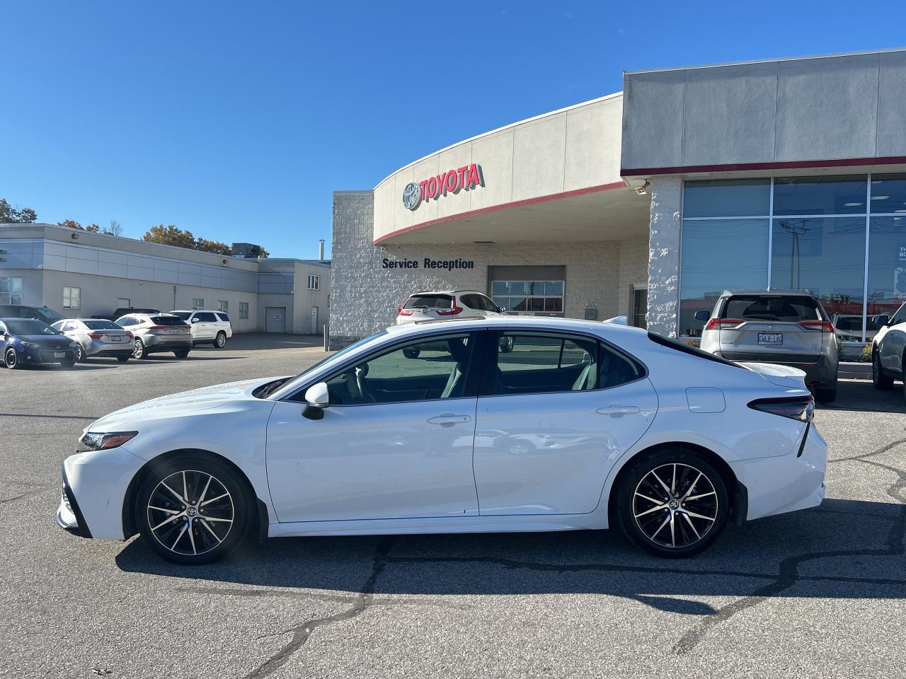 2022 Toyota Camry Hybrid SE   LOW KM   Power Moonroof   ONE OWNER Photo