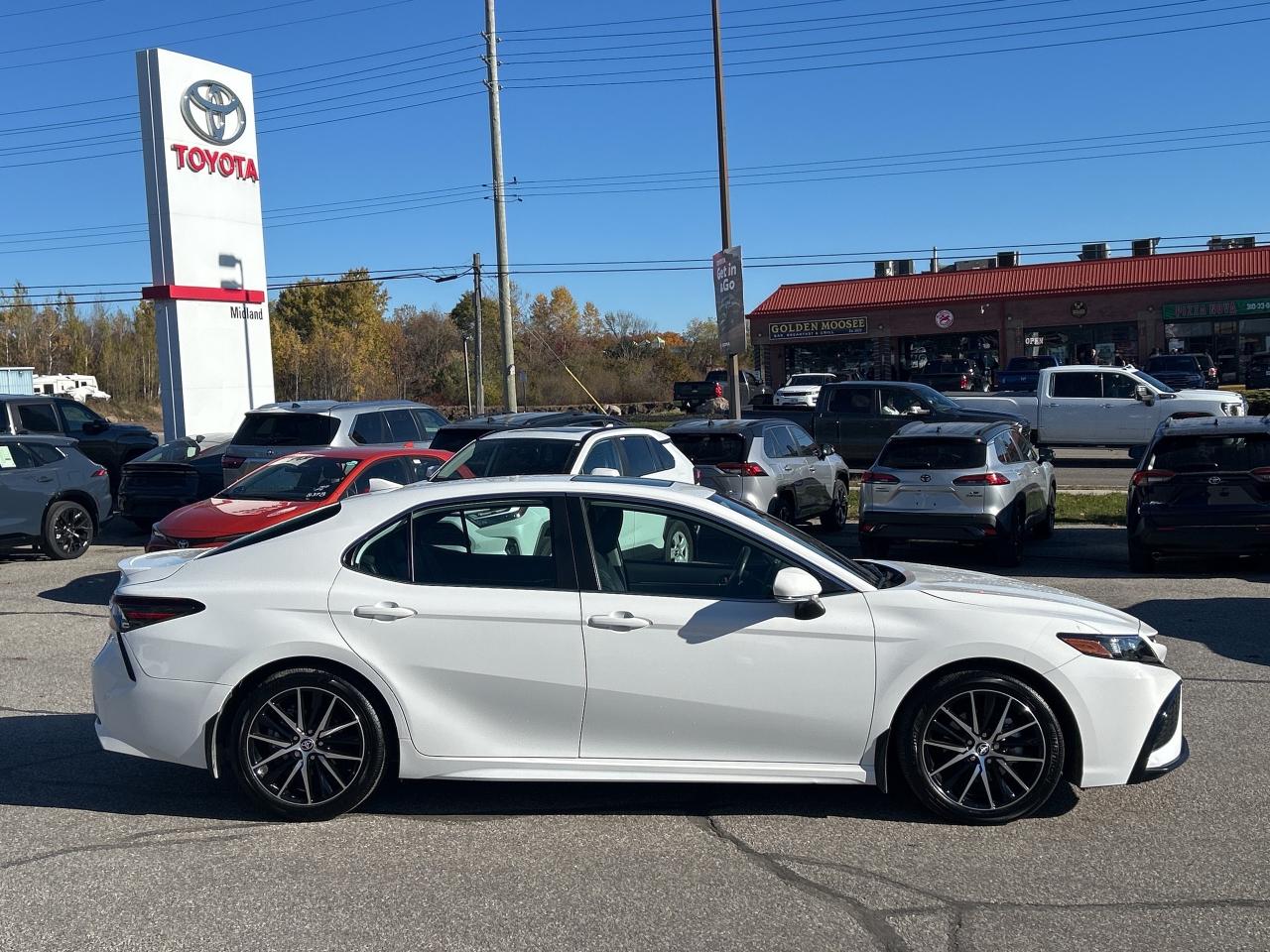 2022 Toyota Camry Hybrid SE   LOW KM   Power Moonroof   ONE OWNER Photo
