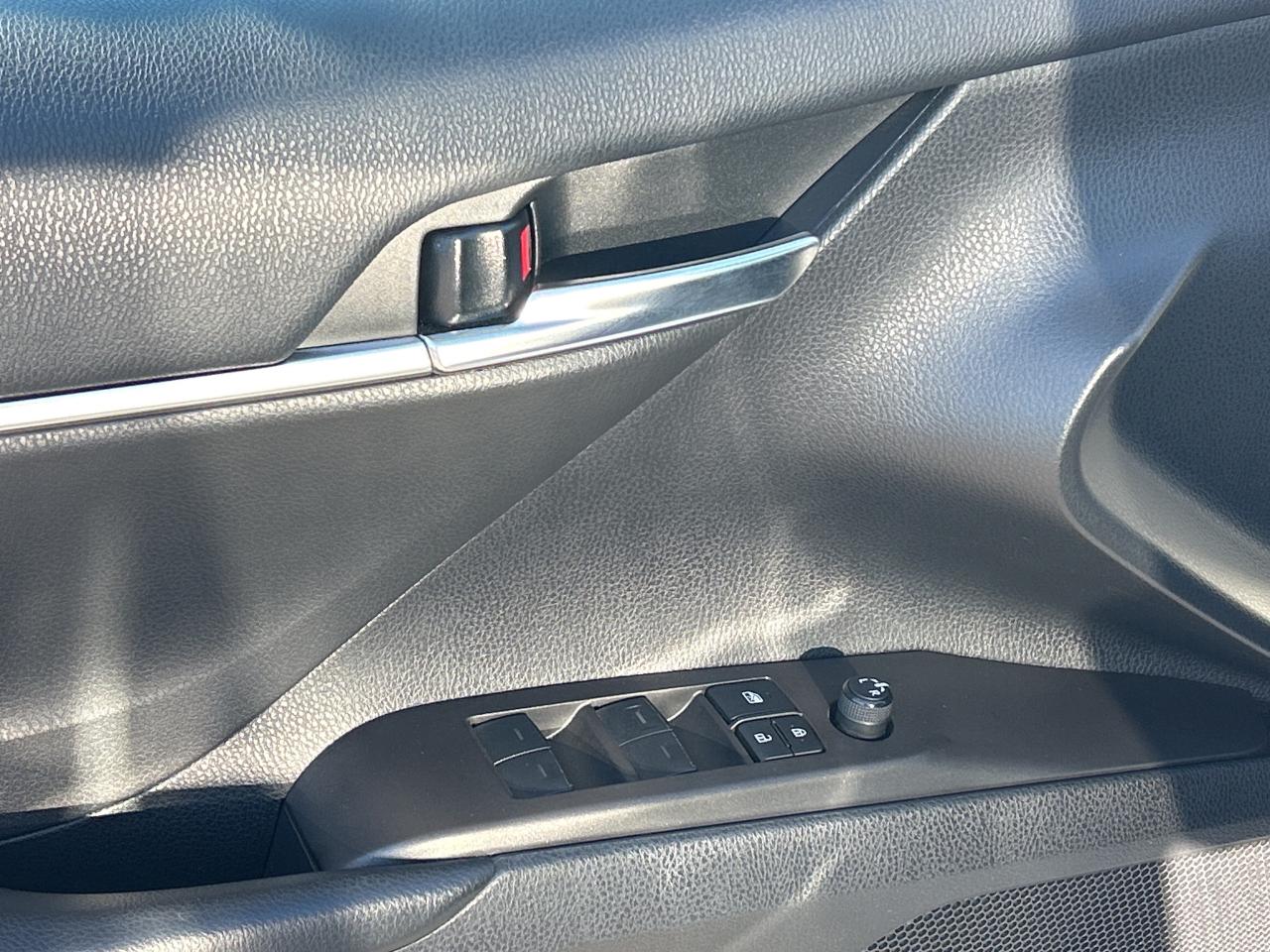 2022 Toyota Camry Hybrid SE   LOW KM   Power Moonroof   ONE OWNER Photo