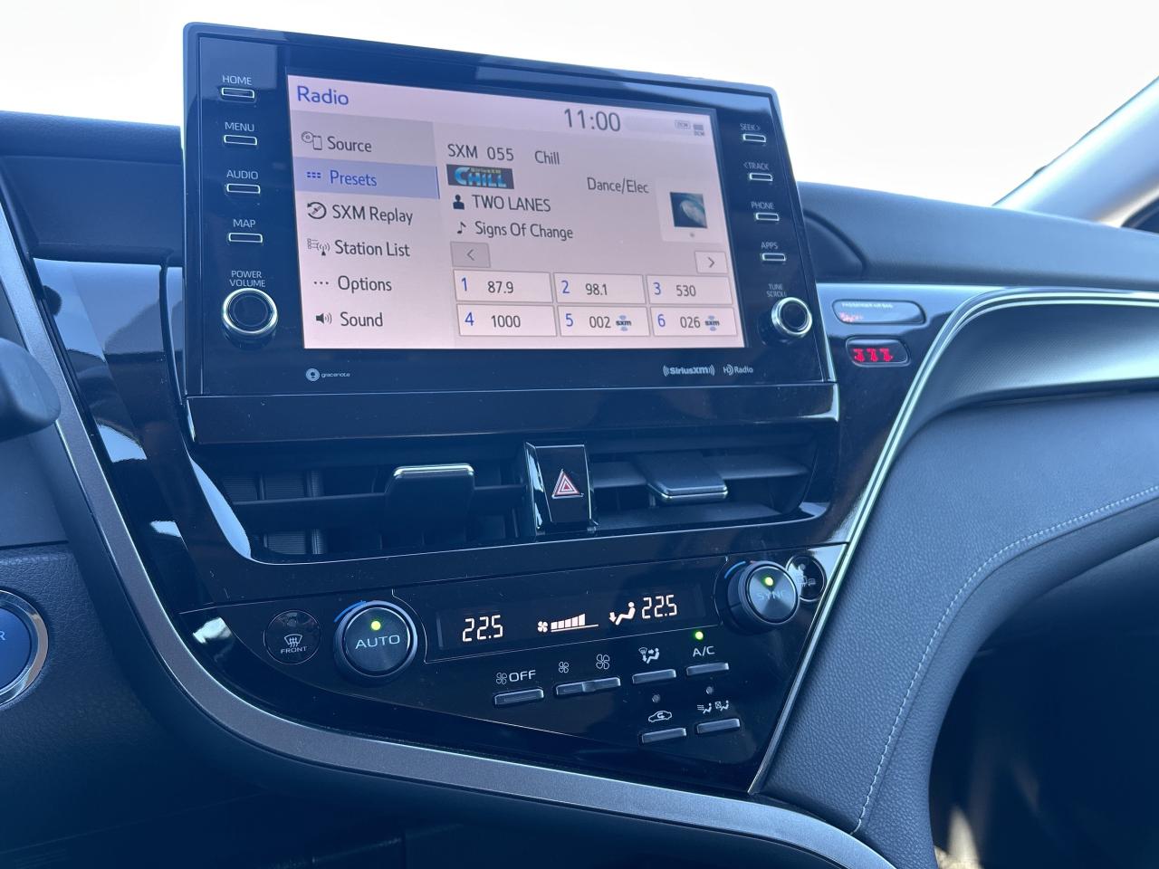 2022 Toyota Camry Hybrid SE   LOW KM   Power Moonroof   ONE OWNER Photo