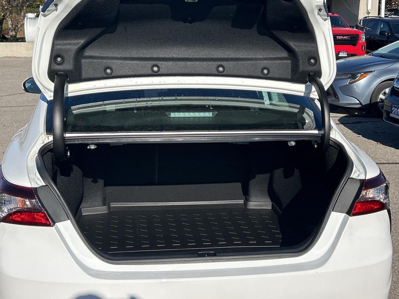 2022 Toyota Camry Hybrid SE   LOW KM   Power Moonroof   ONE OWNER Photo