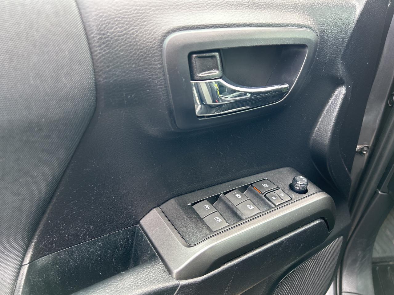 2021 Toyota Tacoma TRD Sport   Rear Sliding Window   Tonneau Cover Photo