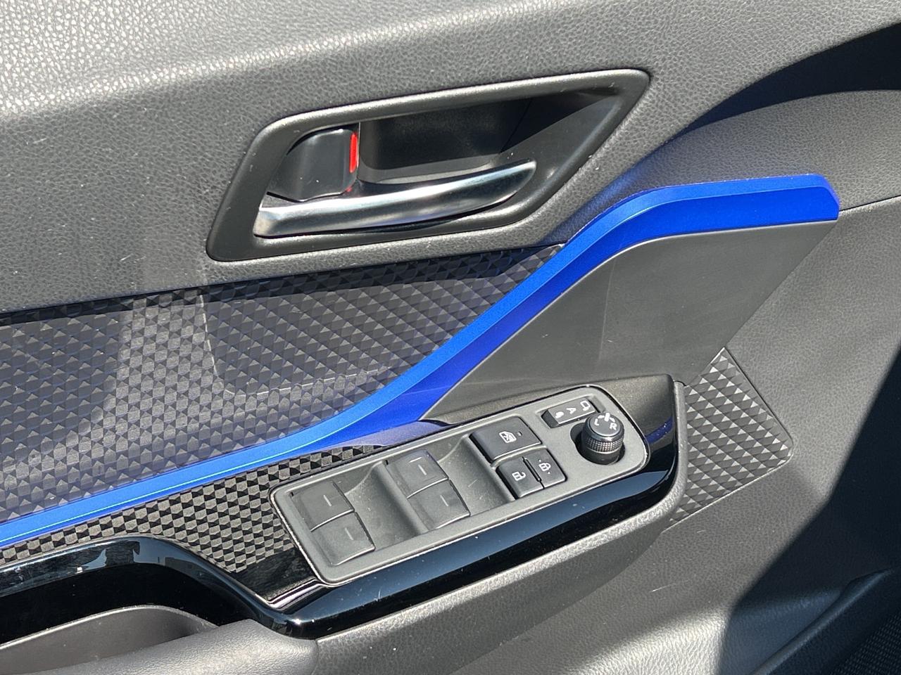 2022 Toyota C-HR XLE Premium   ONE OWNER   Apple Car Play Photo