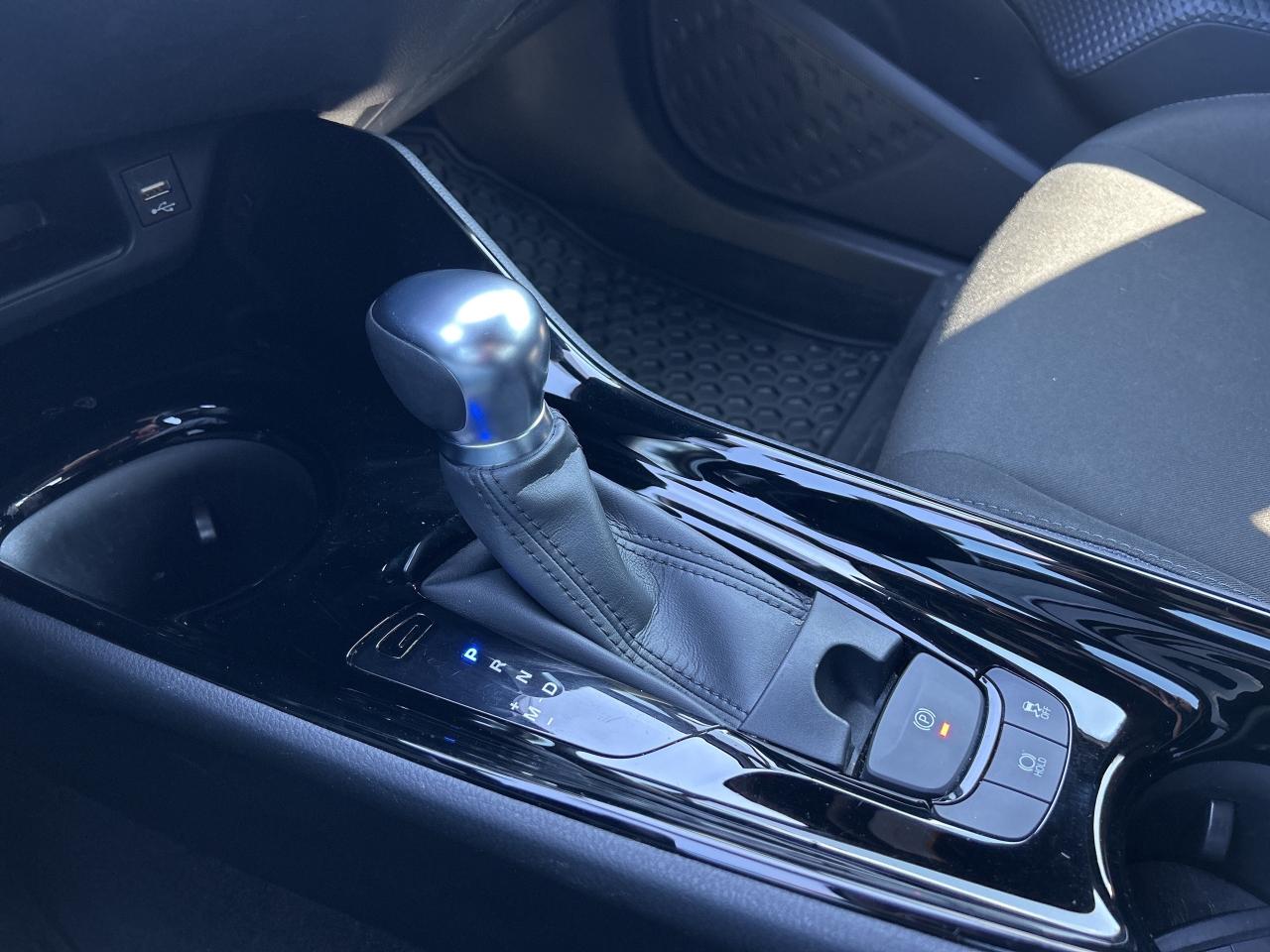 2022 Toyota C-HR XLE Premium   ONE OWNER   Apple Car Play Photo