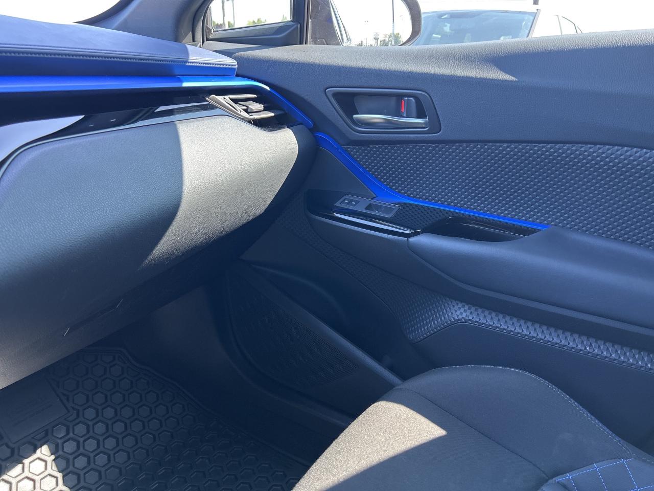 2022 Toyota C-HR XLE Premium   ONE OWNER   Apple Car Play Photo