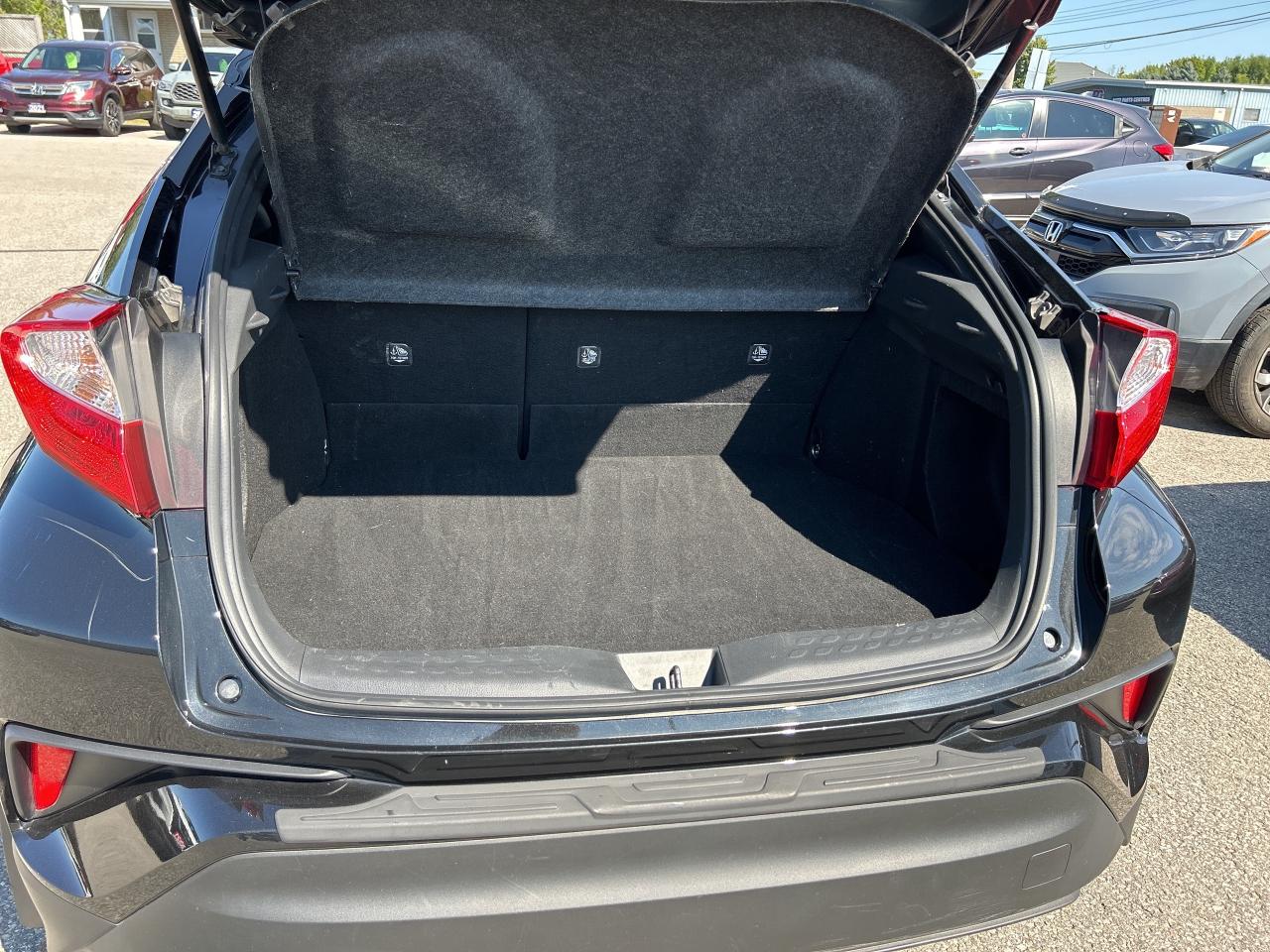 2022 Toyota C-HR XLE Premium   ONE OWNER   Apple Car Play Photo