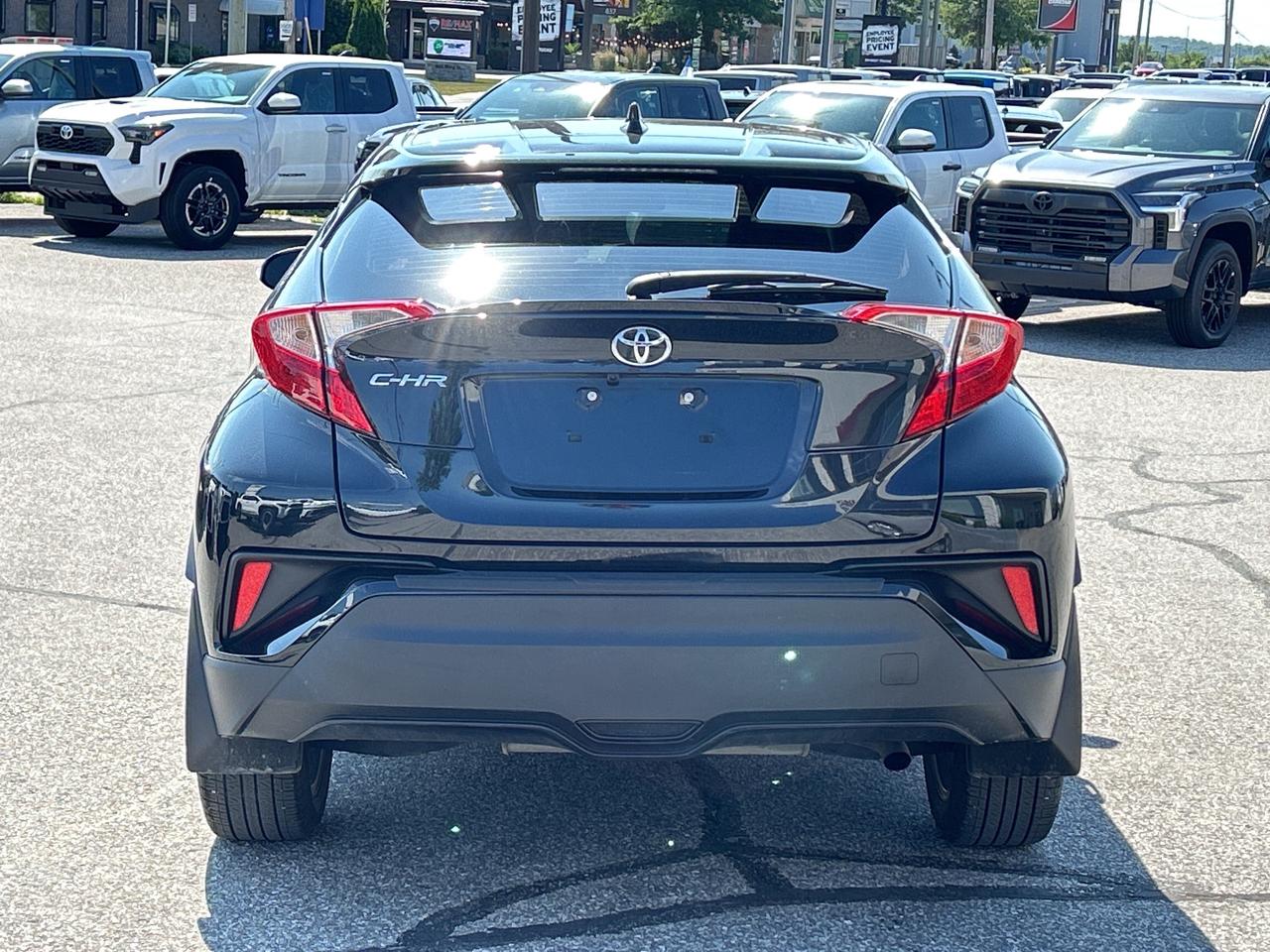 2022 Toyota C-HR XLE Premium   ONE OWNER   Apple Car Play Photo3